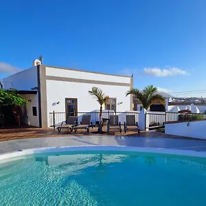 casa-vieja-4-bedroom-villa-with-a-private-pool.puertodelcarmen-hotels.org/